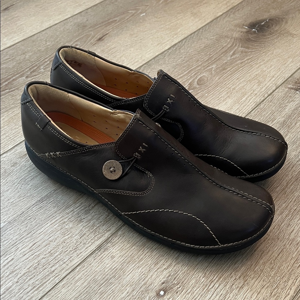 Clarks Unstructured - Dark Brown Leather Loafers, in great condition! Size 11